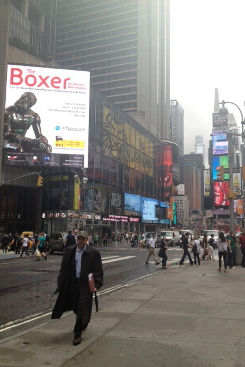 Il manifesto del pugile a Times Square (New York)