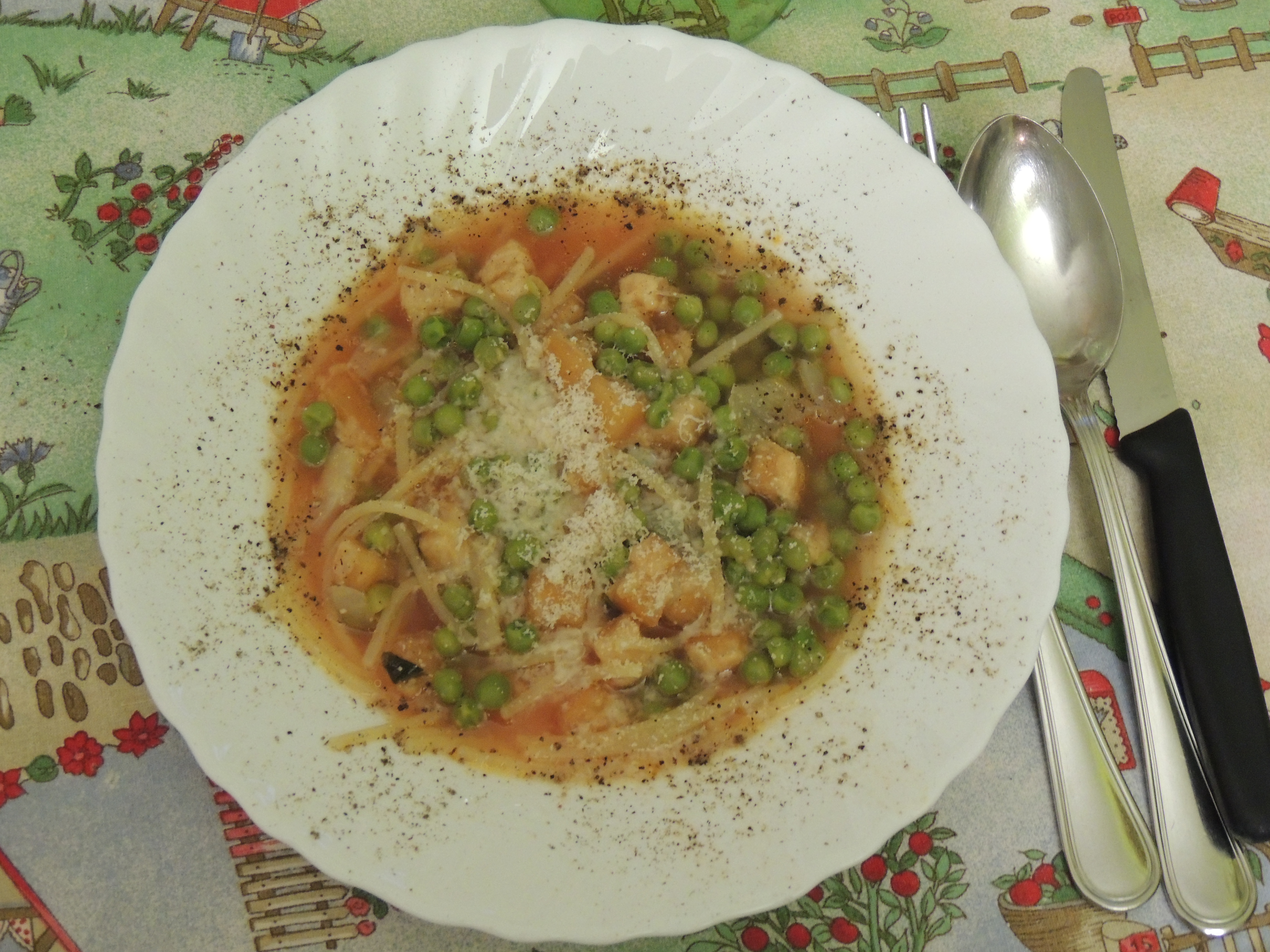 Minestra con piselli e croste di formaggio