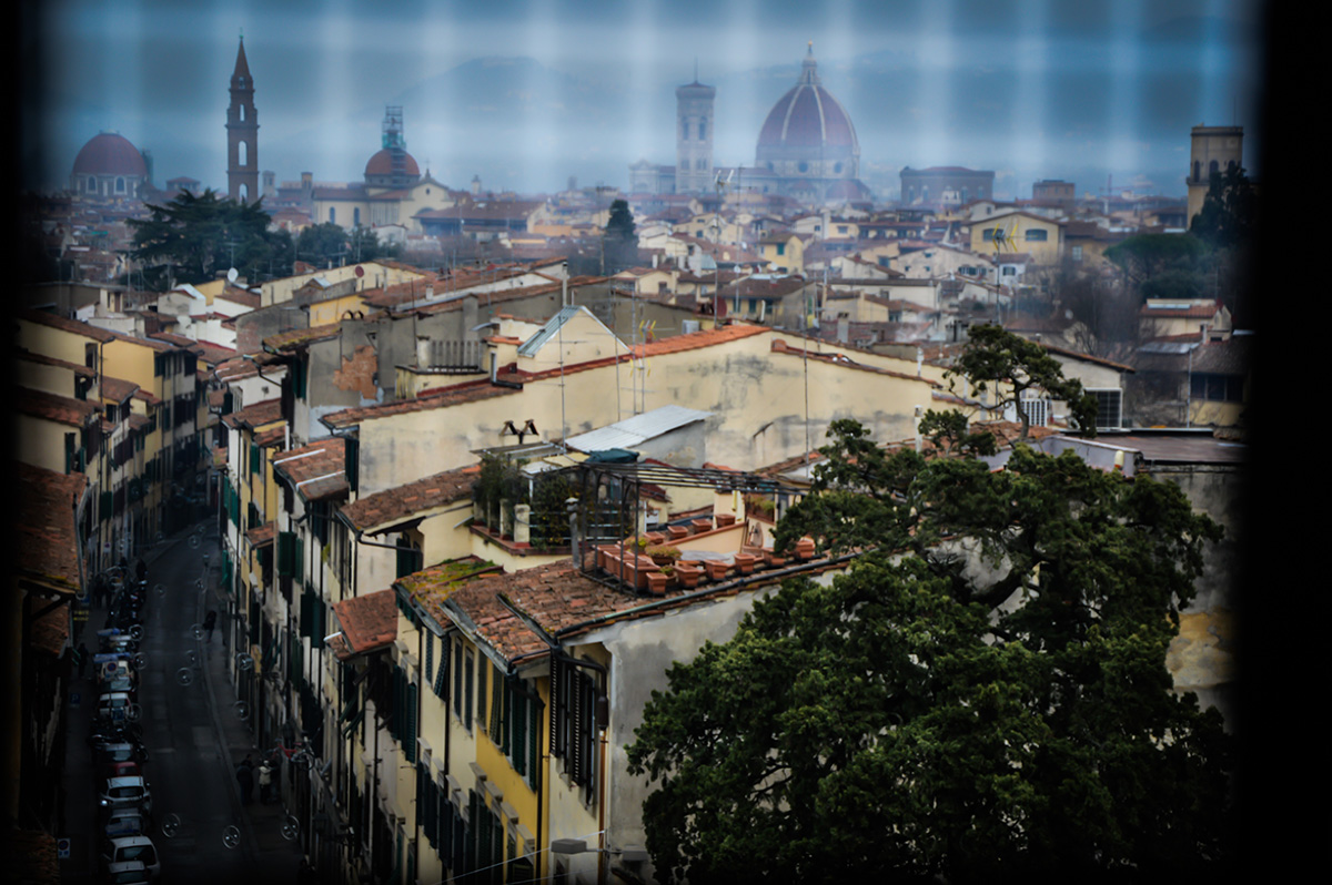 guardo Firenze da dietro una grata di una delle mie finestre. Quand'ero giovane io la Cupola non c'era ancora