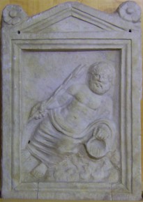 bassorilievo di divinità fluviale, probabilmente il Dio Arno, scoperta all'interno della fonte sotterranea