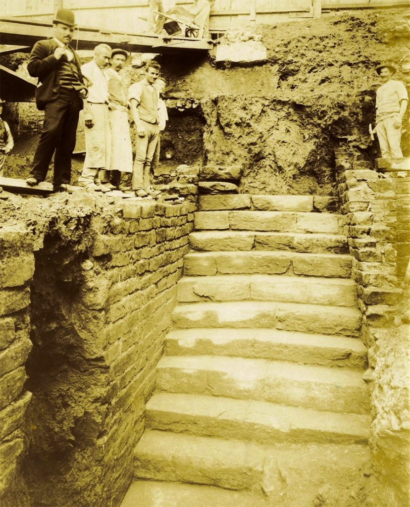 la scoperta della scalinata che portava alla fonte sotterranea, nel 1890. da http://www.firenzefiesolemusei.it/percorso1tappa3sdp/