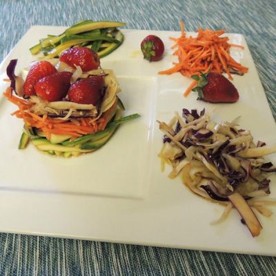 Verdure e fragole che crudités