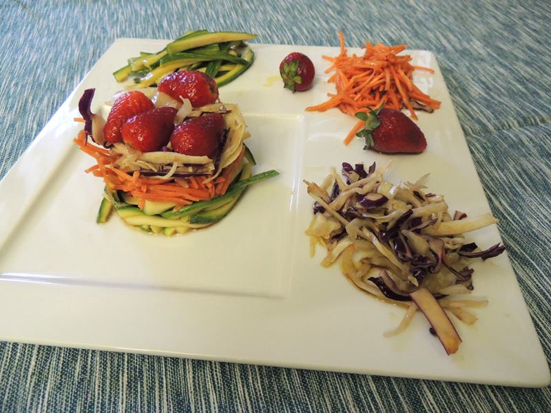 Verdure e fragole che crudités