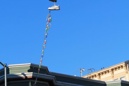Un vandalo ha perso le scarpe
