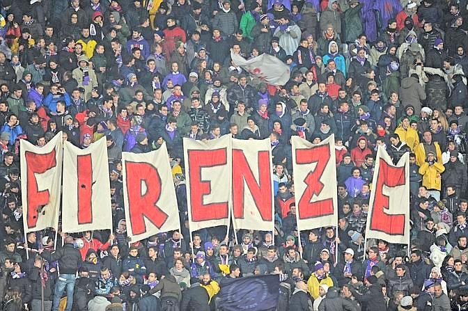 Tifosi della Fiorentina per il match contro la Roma allo stadio Artemio Franchi, Firenze, 16 gennaio 2013. ANSA/MAURIZIO DEGL ' INNOCENTI