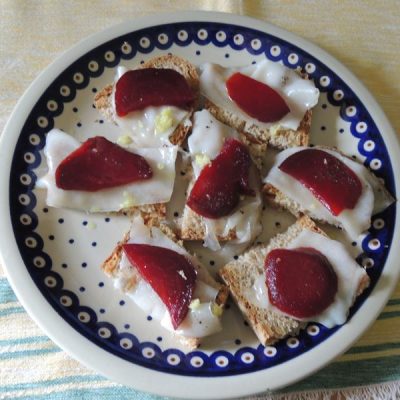 Crostoni di, lardo, barbine rosse e zenzero