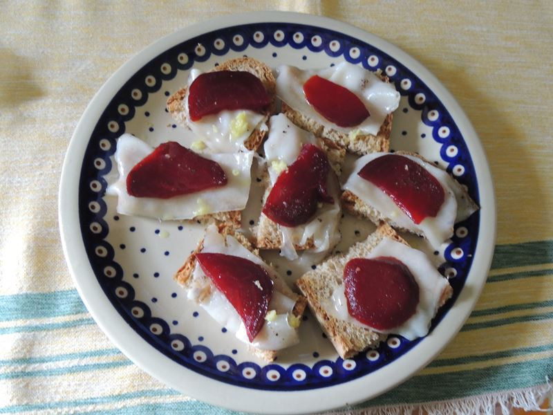 Crostoni di lardo barbine rosse e zenzero