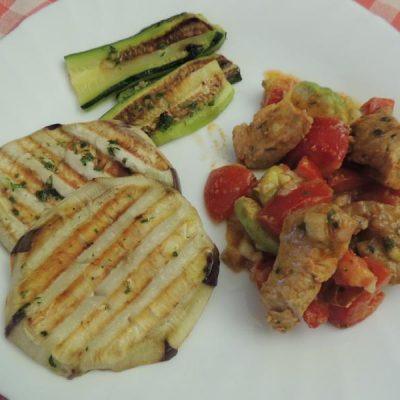 Insalata di bocconcini di maiale con avocado pomodori e paprica