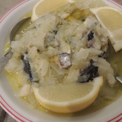 Sarde: semplice ricetta con cipolla bianca