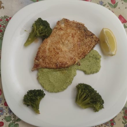 Tranci di pesce spada con senape e semi di sesamo in salsa… di broccoli.