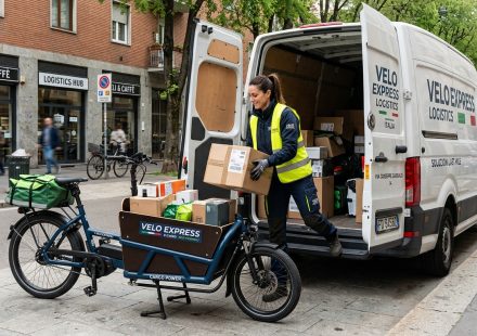 Il furgone non entra più: a piazza Annigoni parte l’ultimo miglio in cargobike