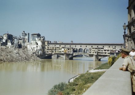Come fu ricostruito nel dopoguerra il centro di Firenze intorno al Ponte Vecchio